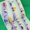 Les illustrations de ce livre personnalisé comprennent de nombreux détails qui plairont aux petits garçons, comme cet embouteillage.