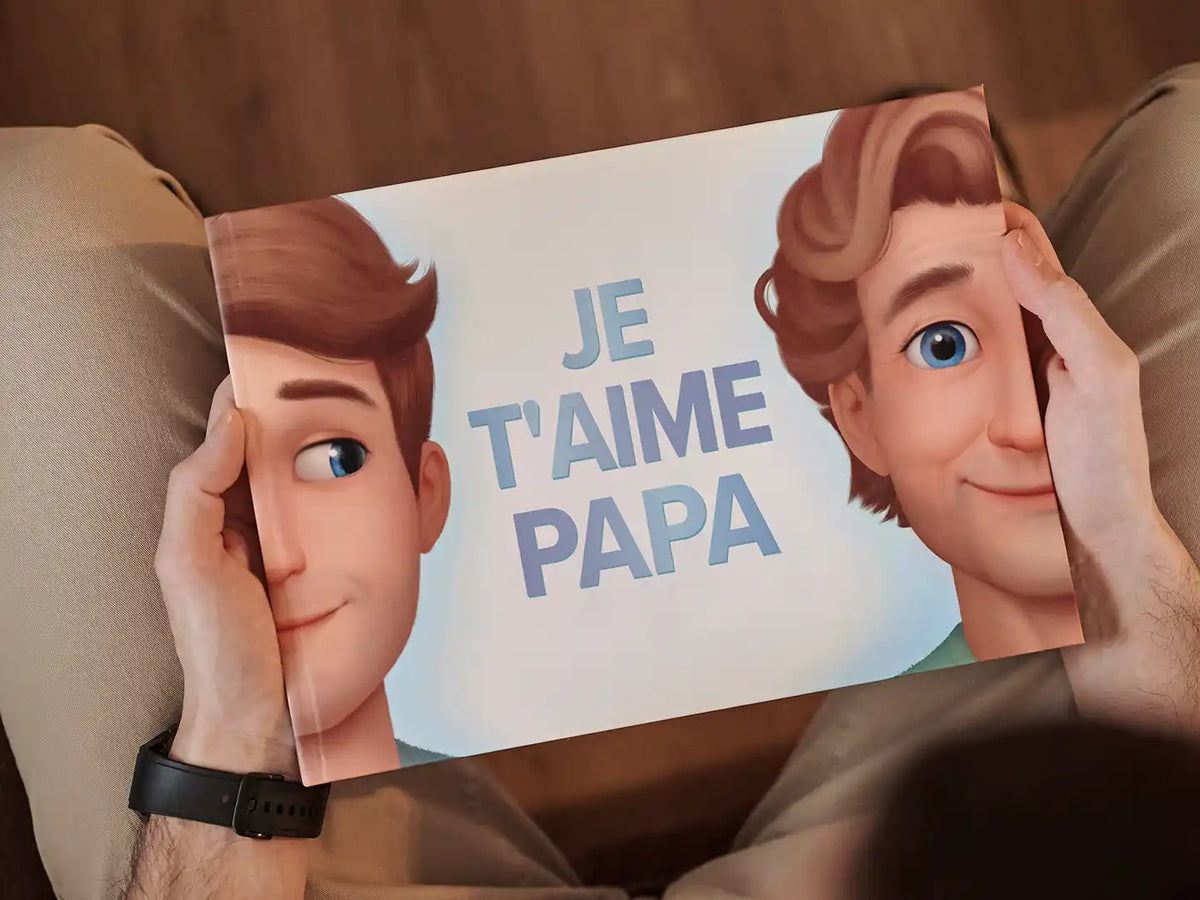 Un Papa découvrant le cadeau offert par son fils : un livre personnalisé, parfaite idée cadeau de fête des pères ou d'anniversaire.