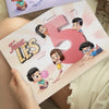 Une femme tenant un livre personnalisé conçu pour cinq enfants, ce qui constitue un excellent cadeau personnalisé pour une famille.