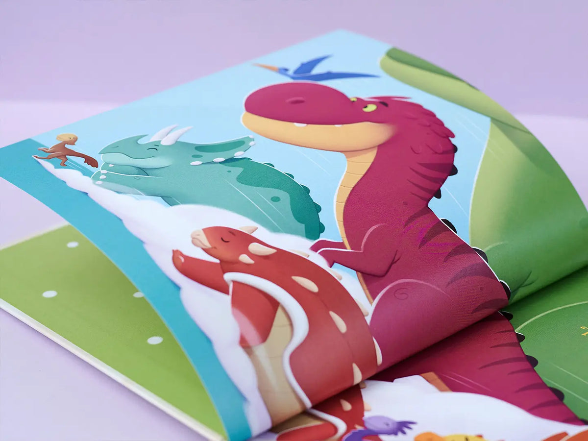 Tricératops et T-Rex sont présents, comme beaucoup d'autres, dans ce livre personnalisé sur les dinosaures.