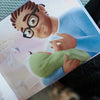 Douce illustration du papa tenant son bout de chou de notre livre personnalisé pour papa et enfants.