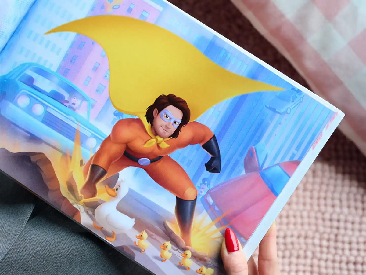 Una delle illustrazioni colorate del libro personalizzato per papà, dove è ritratto come il supereroe che è.