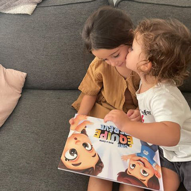Complicité et bonne humeur sont au coeur de ce livre personnalisé pour fratries de chez Hourra Héros.