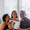 Une petite fille entourée par ses grands parents après avoir offert un livre personnalisé pour la fête des grands-parents.