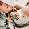La lecture permet de renforcer les liens entre un petit enfant et son grand père, comme dans ce cadeau unique et personnalisé pour grand-père.