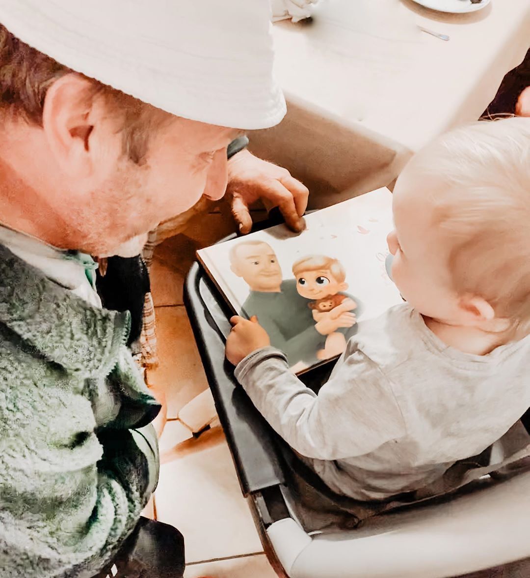 La lecture permet de renforcer les liens entre un petit enfant et son grand père, comme dans ce cadeau unique et personnalisé pour grand-père.