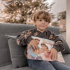 Un petit garçon sur le point de lire son livre personnalisé pour les familles, rempli d'aventures originales.