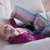 Une fille de six ans avec son livre d'anniversaire personnalisé.