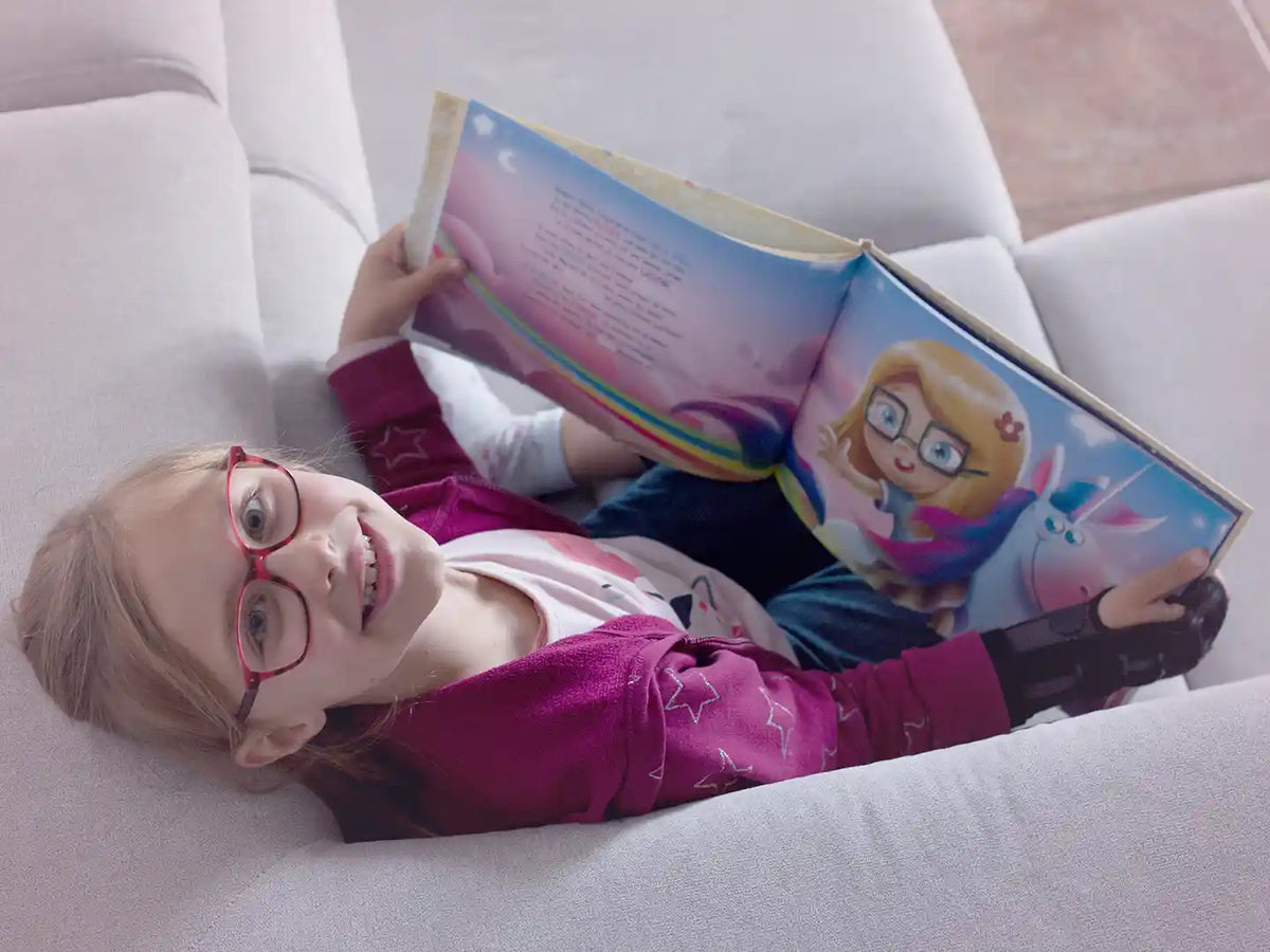 Une fille de six ans avec son livre d'anniversaire personnalisé.
