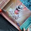Illustration d’un livre pour chien personnalisé montrant un chiot courant joyeusement vers son propriétaire — un cadeau inoubliable pour les amoureux des animaux.