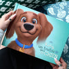 Person tenant le livre pour chien « Rosy, lun toutou qui a DU CHIEN » avec un mignon chien en dessin animé sur la couverture.