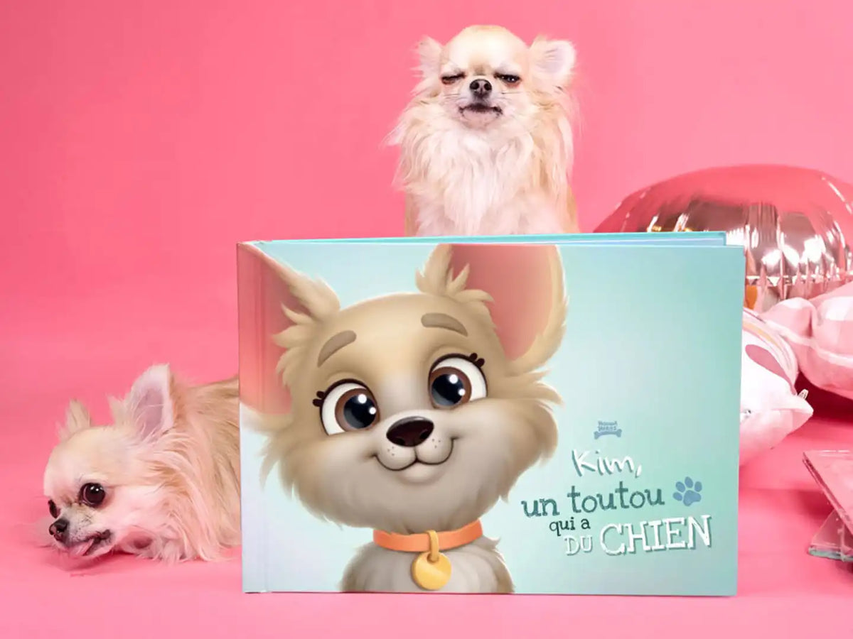Deux chihuahuas adorables posent à côté d’un livre personnalisé intitulé « Kim, un toutou qui a du chien », un cadeau original et touchant pour tous les amoureux des chiens.