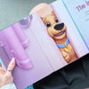 Gros plan sur une page illustrée d’un livre premium pour chien personnalisé montrant un mignon chien dessin animé regardant joyeusement à travers une porte.