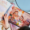Illustration amusante du livre personnalisé seul à la maison pour deux enfants où les enfants font des dégâts dans la cuisine.