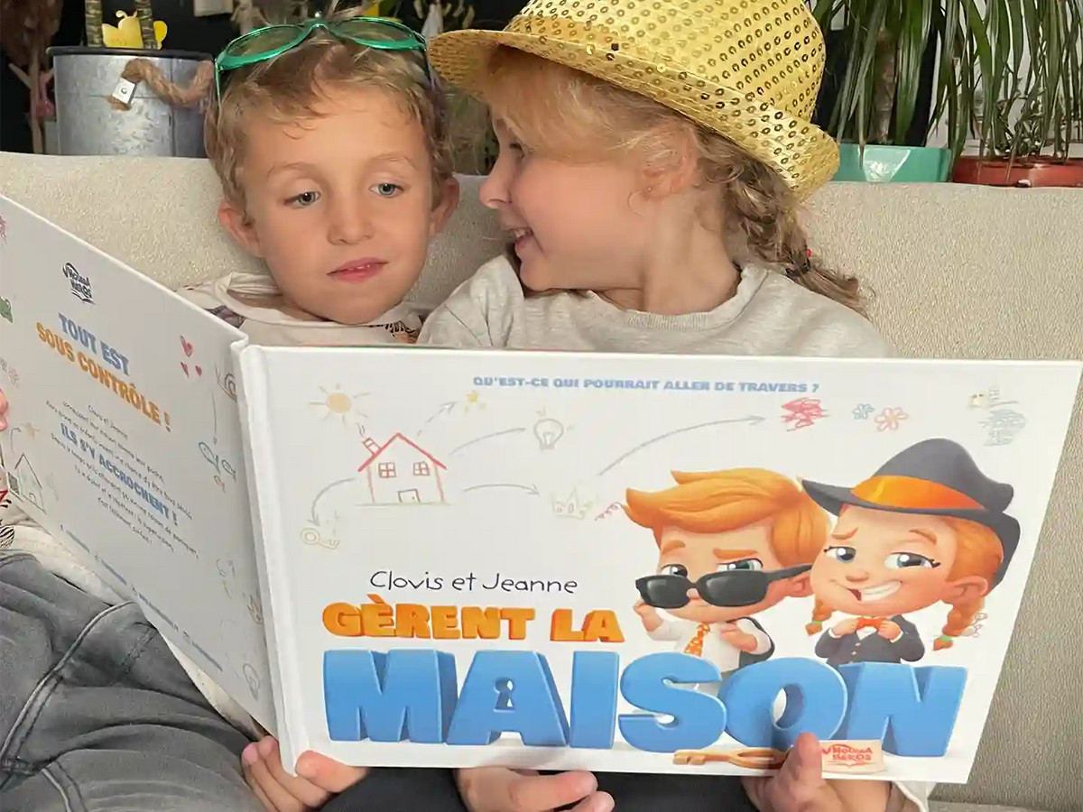 Un frère et une sœur tenant leur nouveau livre personnalisé sur le fait d'être seuls à la maison.