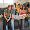 Une famille profitant ensemble de ce cadeau familial personnalisé.