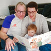 Photo d'une Mamie et d'un Papy en train de lire un livre personnalisé pour grands parents.