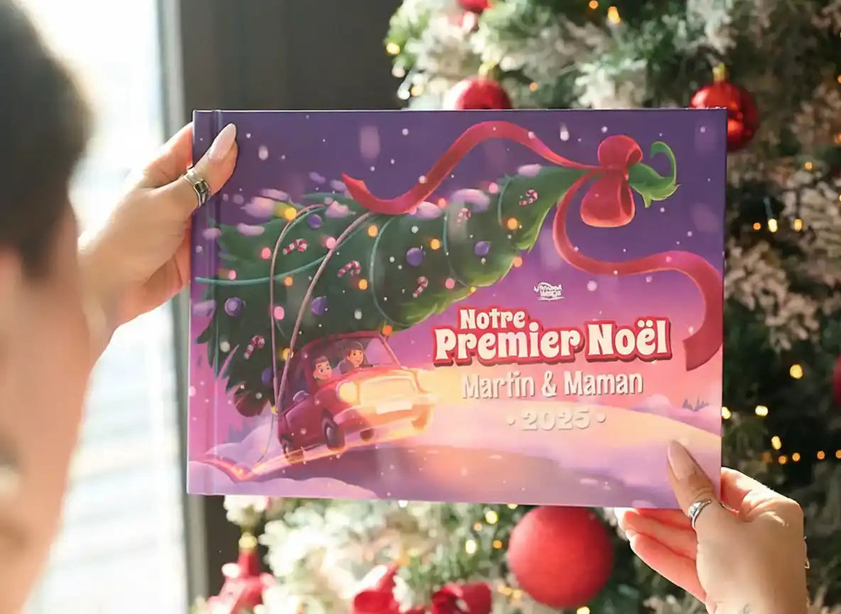 Maman et bébé souriant avec le livre personnalisé “Notre Premier Noël 2025” de Martin & Maman, entourés de livres cadeaux.